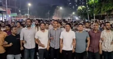 ঢাবিতে তিন ককটেল বিস্ফোরণের প্রতিবাদে ছাত্রদলের বিক্ষোভ