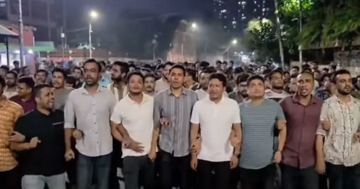 ঢাবিতে তিন ককটেল বিস্ফোরণের প্রতিবাদে ছাত্রদলের বিক্ষোভ