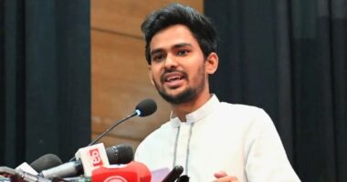 ‘১১ হাজার কোটি দেশে ফিরিয়ে এনে গ্যাস-বিদ্যুৎ সংকট মেটান’ : আসিফ মাহমুদ