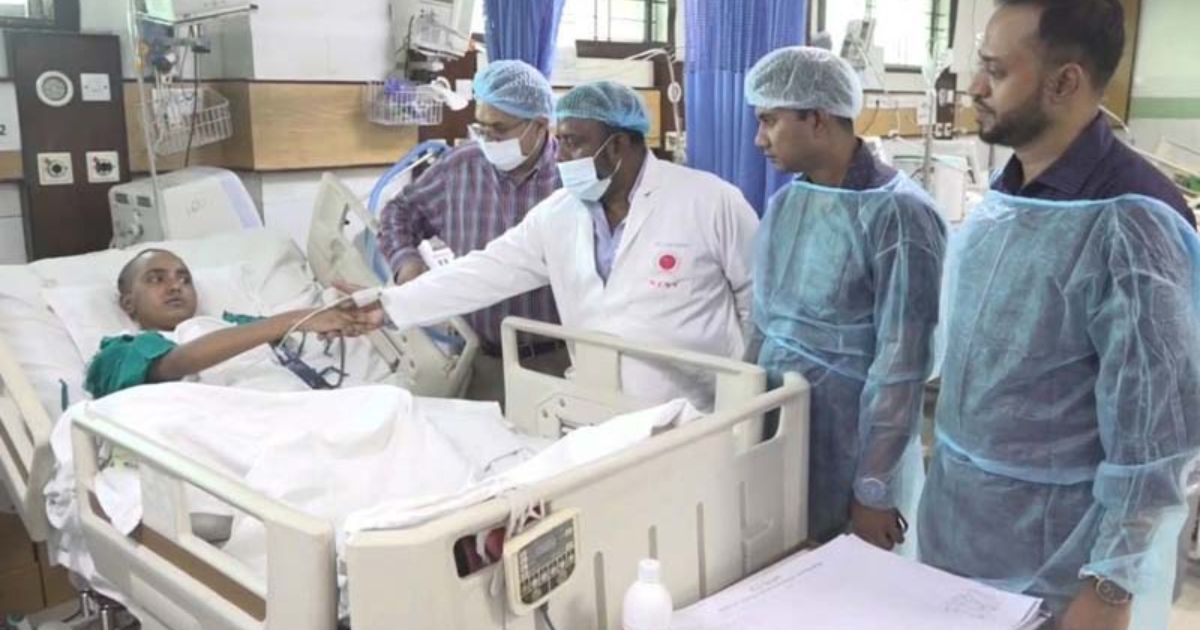 জুলাই শহিদ জুবায়েরের বোনের চিকিৎসা-পরবর্তী খোঁজ নিলেন প্রধানমন্ত্রী