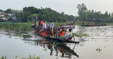 বৈঠার ছন্দে মুখর চেচুয়া নদী, নৌকা বাইচে মাতল দুই উপজেলা