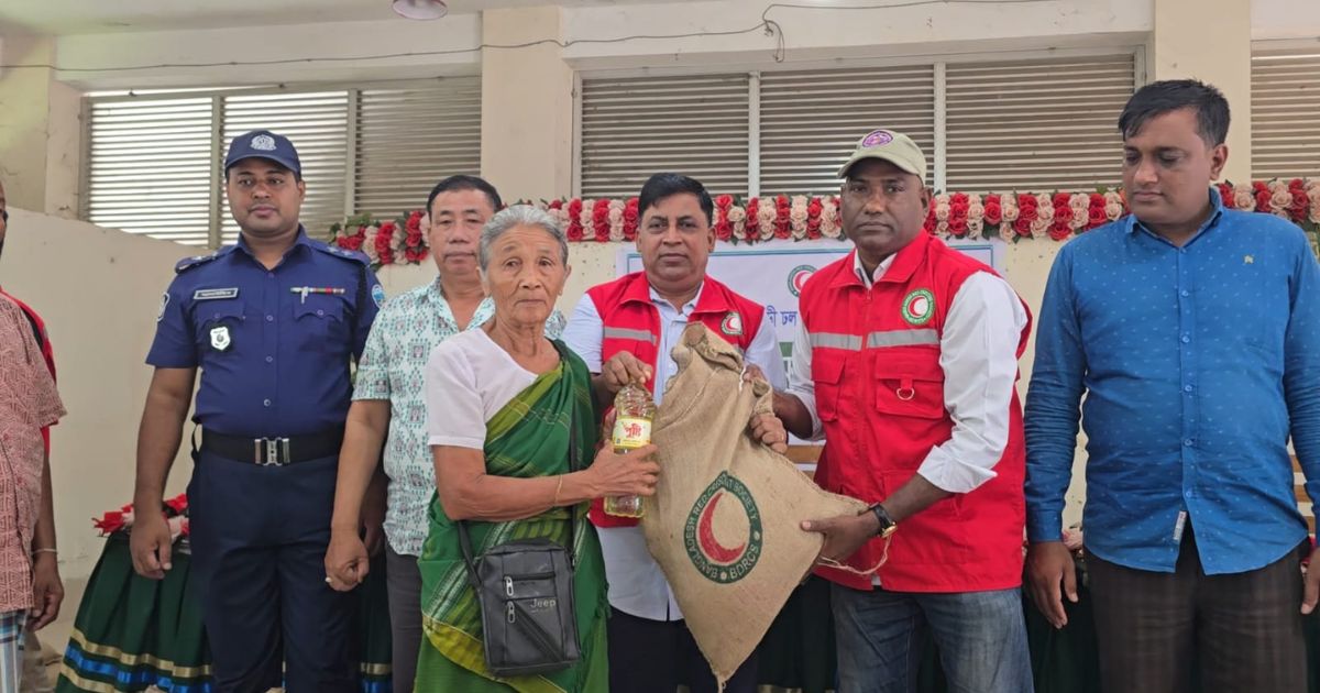 দীঘিনালায় ২৫০ বন্যাদুর্গত পরিবারের মাঝে রেড ক্রিসেন্টের খাদ্য সহায়তা