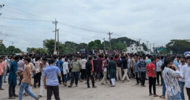 ৪ দফা দাবি দিয়ে ঢাকা-চট্টগ্রাম মহাসড়ক অবরোধ স্থগিত করলেন কুবি শিক্ষার্থীরা