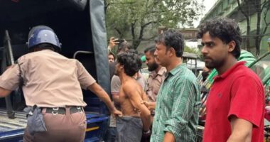 জবিতে ছাত্রলীগ সন্দেহে রিকশাচালককে ধরে পুলিশে দিল ছাত্রদল