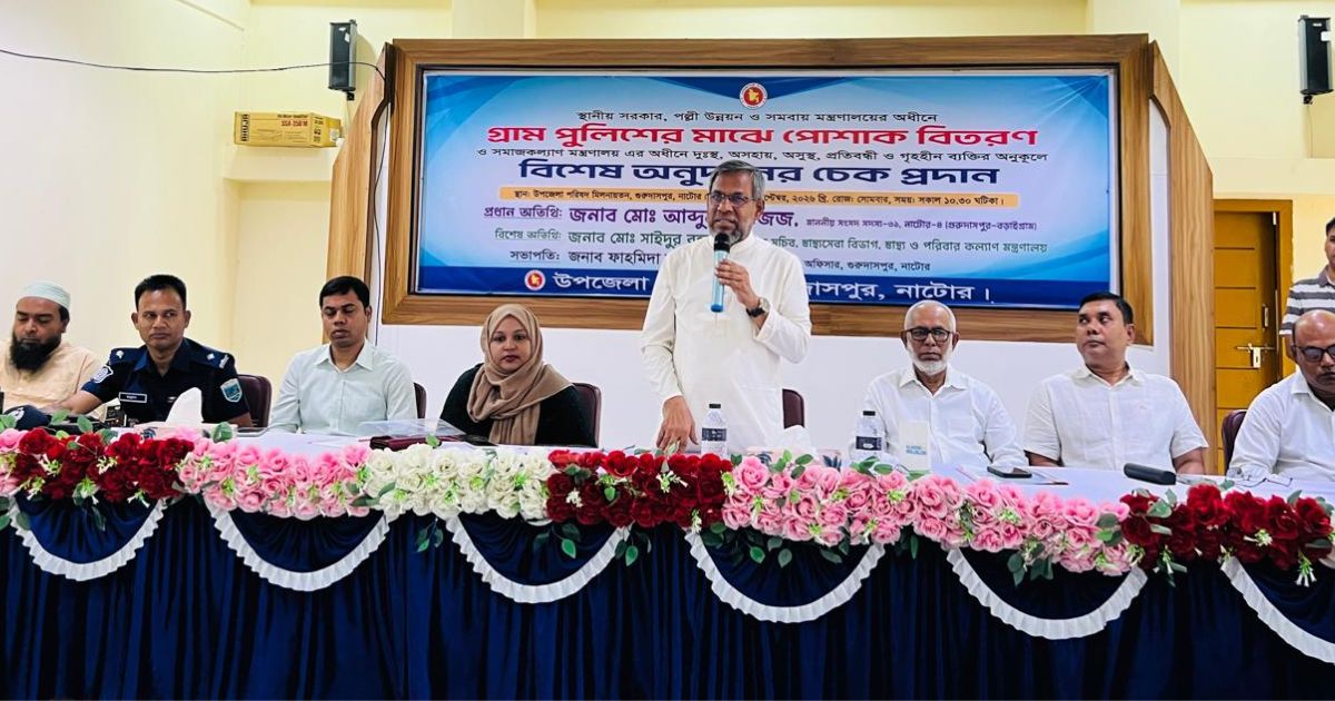 গুরুদাসপুরে সুবিধাবঞ্চিতদের মধ্যে যানবাহন, যন্ত্র ও অনুদানের চেক বিতরণ
