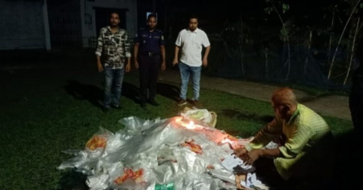 দশমিনায় এক লাখ টাকার অবৈধ পলিথিন জব্দ,পুড়িয়ে ধ্বংস
