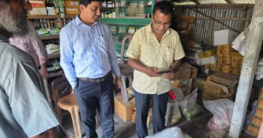 রায়পুরায় ভ্রাম্যমাণ আদালতে সার ডিলার ও দোকানিকে জরিমানা,সার জব্দ