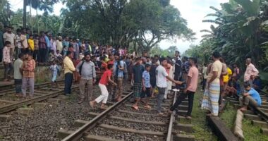 নীলফামারীর ডোমারের মির্জাগঞ্জে ট্রেনের যাত্রাবিরতি ও ১ নম্বর প্ল্যাটফর্ম চালুর দাবিতে রেল অবরোধ