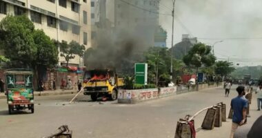 মিরপুরে হকার উচ্ছেদ ঘিরে পুলিশের গাড়ি ভাঙচুর, সিটি কর্পোরেশনের গাড়িতে আগুন