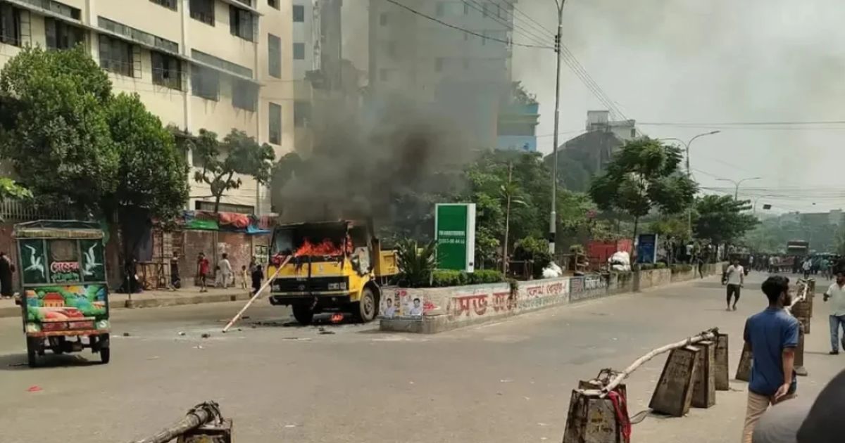 মিরপুরে হকার উচ্ছেদ ঘিরে পুলিশের গাড়ি ভাঙচুর, সিটি কর্পোরেশনের গাড়িতে আগুন