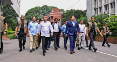 শুভ জন্মাষ্টমী অনুষ্ঠানে যোগ দিতে সচিবালয় থেকে হেঁটে ওসমানী স্মৃতি মিলনায়তনে গেলেন প্রধানমন্ত্রী
