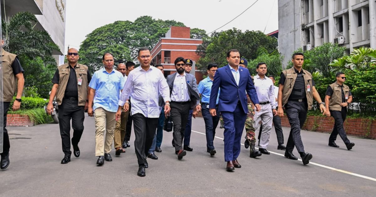 শুভ জন্মাষ্টমী অনুষ্ঠানে যোগ দিতে সচিবালয় থেকে হেঁটে ওসমানী স্মৃতি মিলনায়তনে গেলেন প্রধানমন্ত্রী
