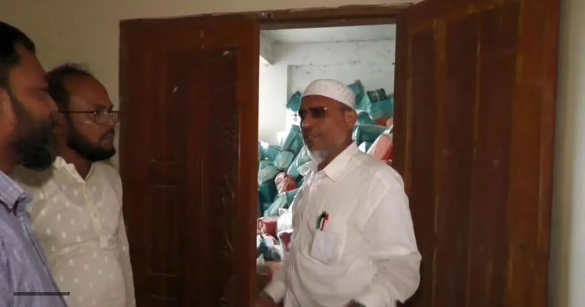 বিতরণ না করে ফেলে রাখা শত শত ডাস্টবিন, পৌর কর্মকর্তার ওপর ক্ষোভ বাবরের
