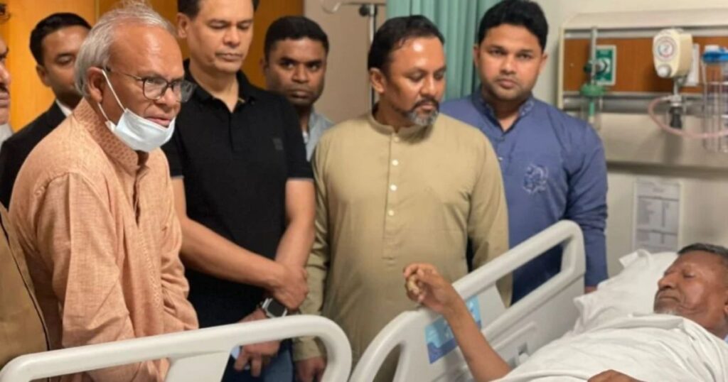 সড়ক দুর্ঘটনায় আহত খাদ্য প্রতিমন্ত্রী আবুল বারীকে দেখতে হাসপাতালে রুহুল কবির রিজভী