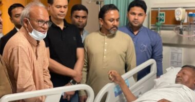 সড়ক দুর্ঘটনায় আহত খাদ্য প্রতিমন্ত্রী আবুল বারীকে দেখতে হাসপাতালে রুহুল কবির রিজভী