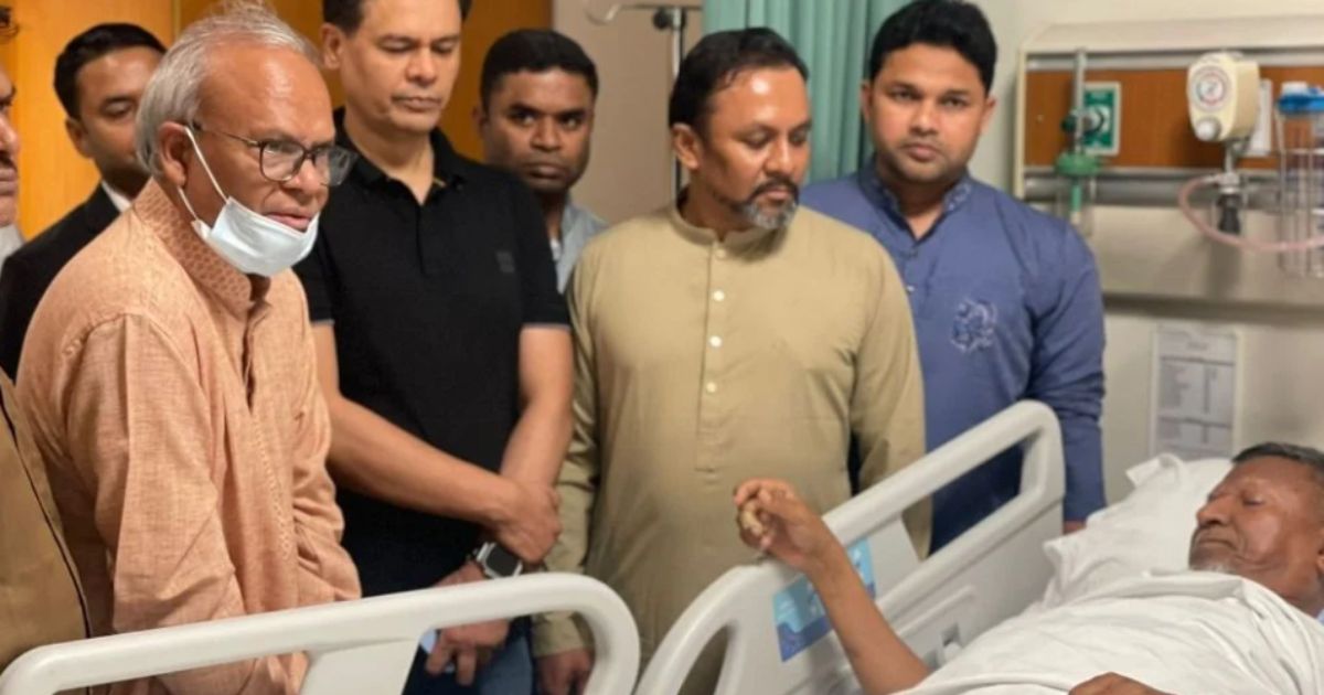 সড়ক দুর্ঘটনায় আহত খাদ্য প্রতিমন্ত্রী আবুল বারীকে দেখতে হাসপাতালে রুহুল কবির রিজভী