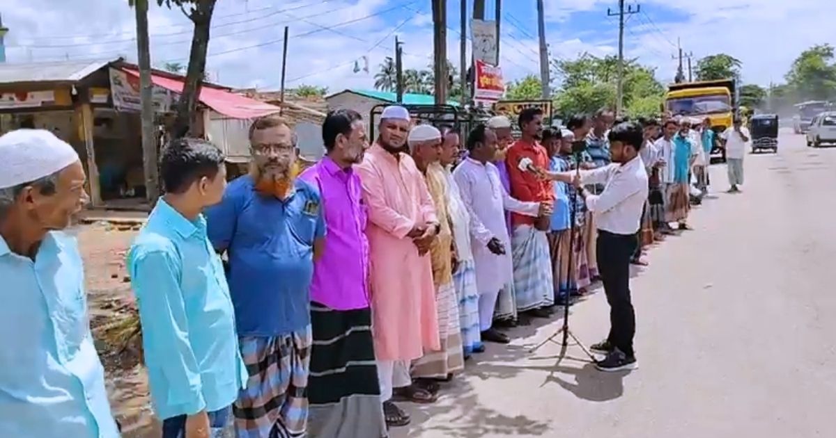 পোশাকে ইয়াবা ঢুকিয়ে ফাঁসানোর অভিযোগ, তদন্ত চেয়ে মানববন্ধন