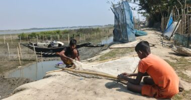 জীবন যুদ্ধে উপকূলের শিশুরা,বই খাতার বদলে হাতে জাল ও কাকড়া ধরার সরঞ্জাম