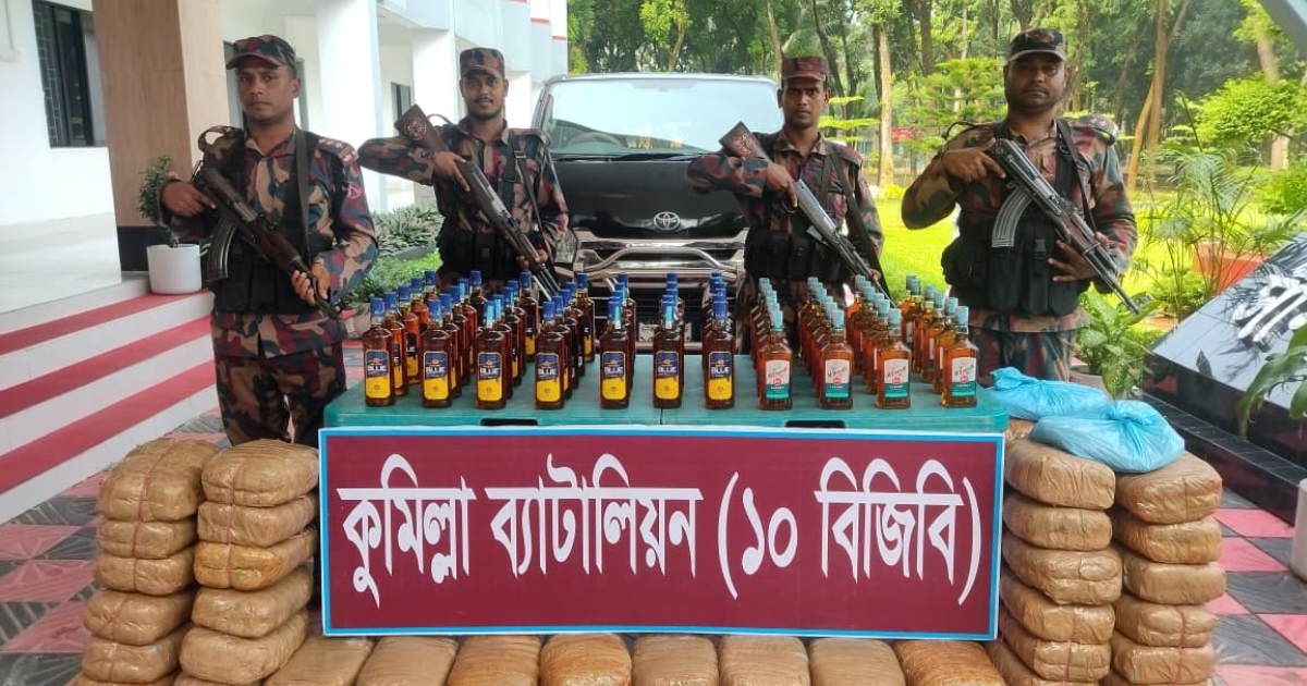 ১০ বিজিবির অভিযানে মাদকবাহী মাইক্রোবাস জব্দ, বিপুল পরিমাণ মদ-গাঁজা উদ্ধার