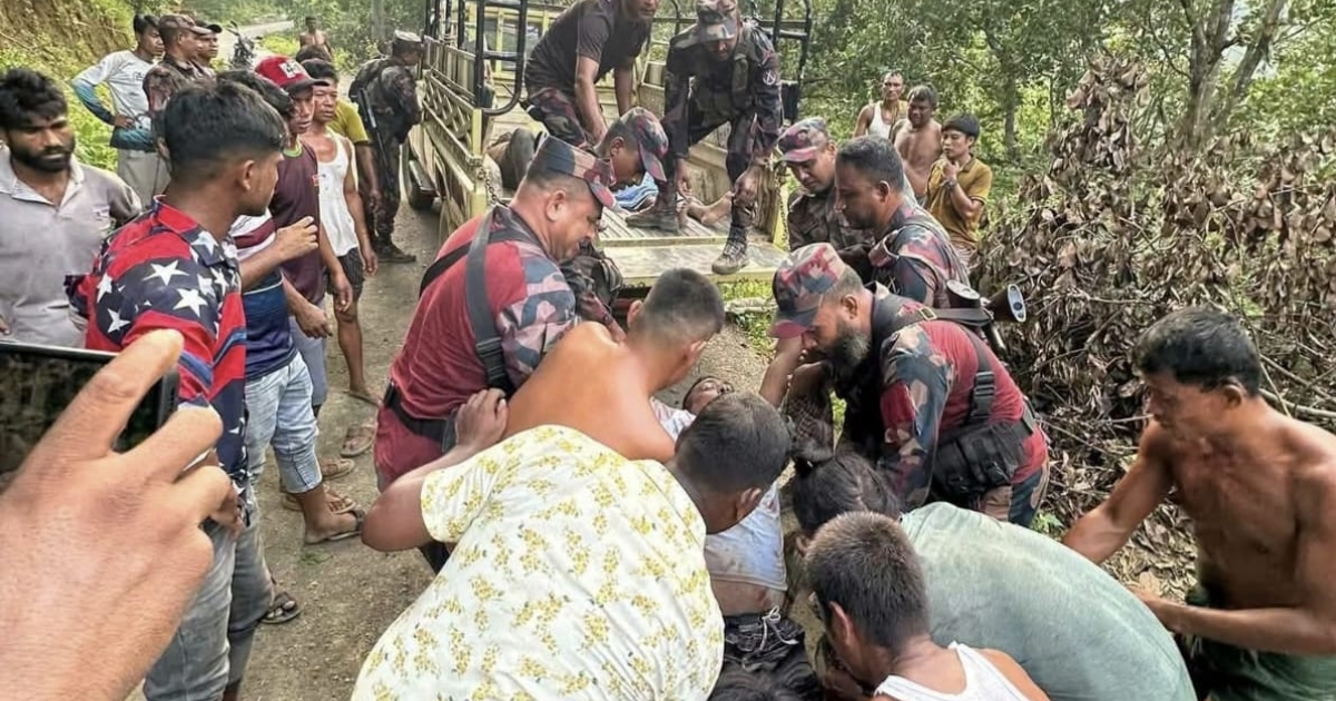 নিয়ন্ত্রণ হারিয়ে গভীর খাদে পর্যটকবাহী গাড়ি, নিহত ২