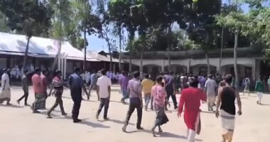 লালমনিরহাটে প্রধান শিক্ষককে পুনর্বহাল ঘিরে শিক্ষার্থীদের ওপর বহিরাগতদের হামলা, আহত ১৪