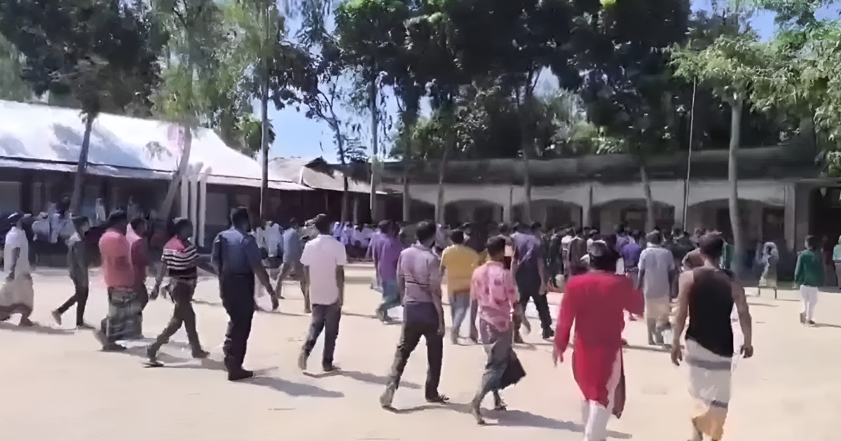 লালমনিরহাটে প্রধান শিক্ষককে পুনর্বহাল ঘিরে শিক্ষার্থীদের ওপর বহিরাগতদের হামলা, আহত ১৪