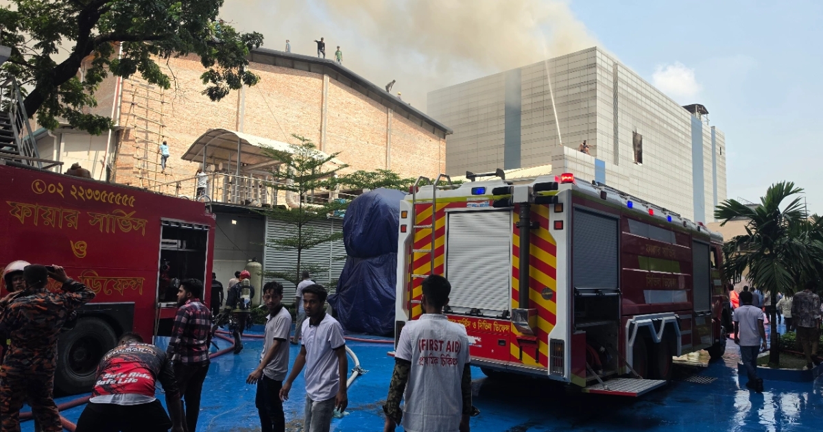 ড্রাগ ইন্টারন্যাশনালের আগুন নিয়ন্ত্রণে বেগ পেতে হচ্ছে দমকল বাহিনীকে