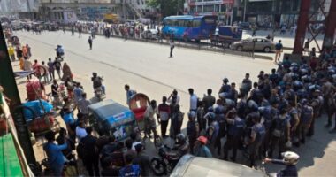রাজধানীর উত্তরায় পোশাক শ্রমিকদের সড়ক অবরোধ, যান চলাচল বন্ধ