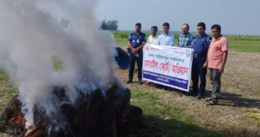 গুরুদাসপুরে চায়না দুয়ারি ও কারেন্ট জাল ধ্বংস