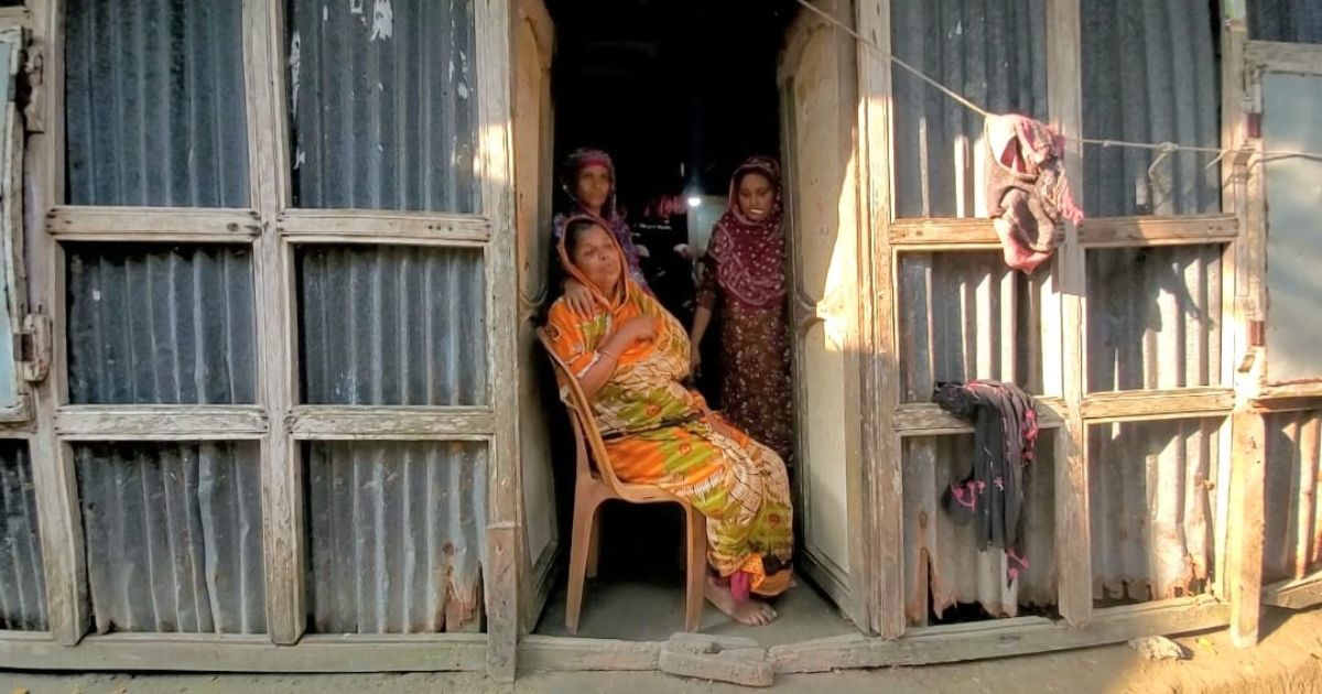 দৌলতখানে ফ্যামিলি কার্ডের নাম ভাঙিয়ে বিধবার সোনার দুল ছিনিয়ে নেওয়ার অভিযোগ