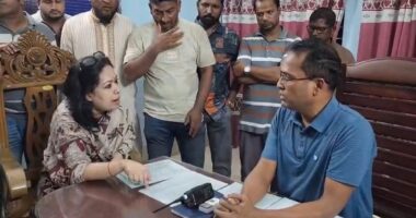 ‘আপনি বিরাট আওয়ামী লীগ ছিলেন’ থানার ওসিকে রুমিন ফারহানা