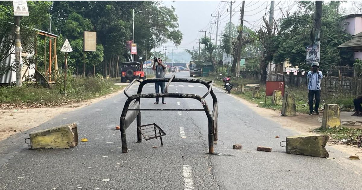 আধাবেলা অবরোধে থমথমে খাগড়াছড়ি-রাঙামাটি সড়ক, বন্ধ যান চলাচল