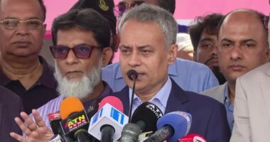অনলাইন টিকিটের কালোবাজারি নিয়ন্ত্রণ কঠিন: রেলমন্ত্রী