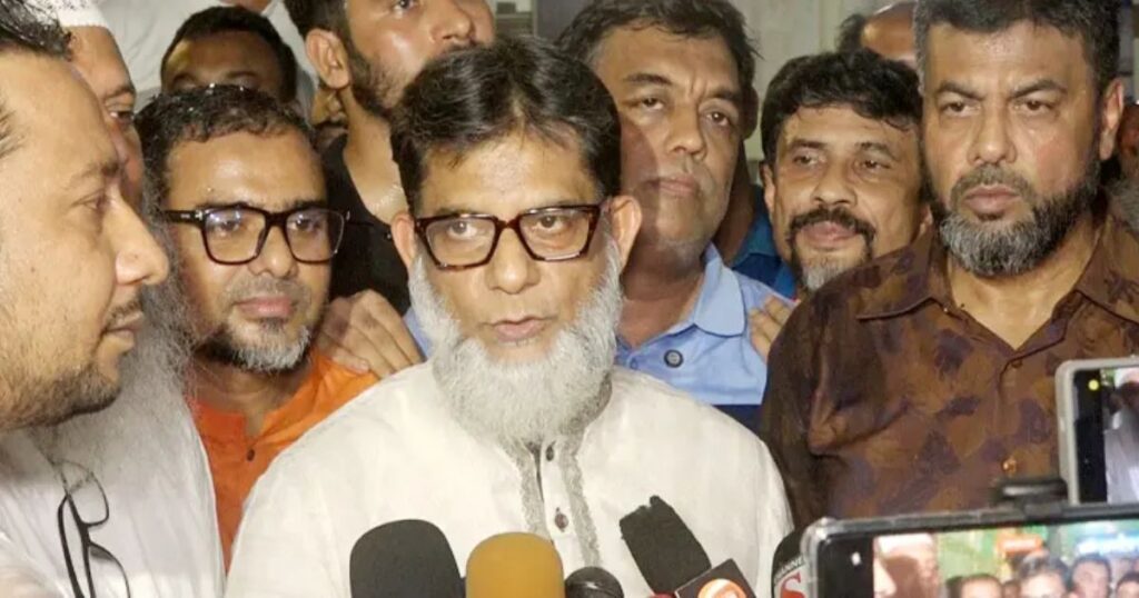 মহানগর এক্সপ্রেসে চড়ে গভীর রাতে ফেনী রেলস্টেশনে প্রতিমন্ত্রী, যাত্রীদের ফুলেল শুভেচ্ছা