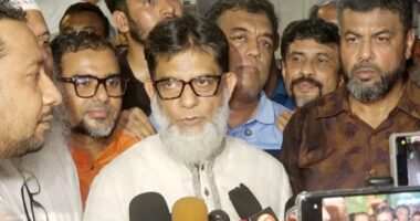 মহানগর এক্সপ্রেসে চড়ে গভীর রাতে ফেনী রেলস্টেশনে প্রতিমন্ত্রী, যাত্রীদের ফুলেল শুভেচ্ছা