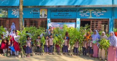 ধামইরহাটে শিক্ষক, শিক্ষার্থীর মাঝে ১৮৭৫টি গাছের চারা বিতরণ