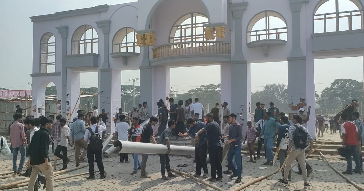 মাঠ ছাড়ার দাবিতে শেকৃবি শিক্ষার্থীদের বিক্ষোভ, ভাঙচুর মেলার গেটে