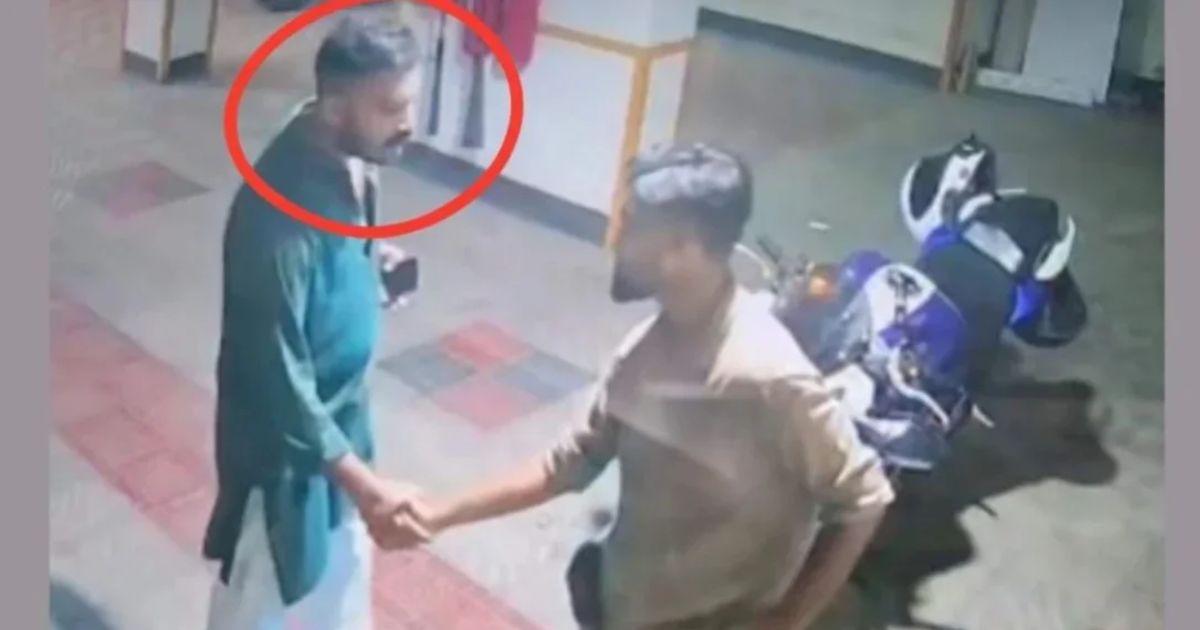 নিখোঁজের আগে সবুজ পাঞ্জাবি পরা  এক ব্যক্তির সঙ্গে কথা ও হাত মেলান তাহসিফ: সিসিটিভি ফুটেজে দেখা গেল