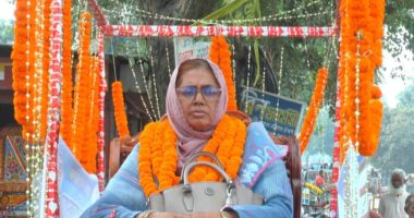 শাহজাদপুরে রাজকীয় ঘোড়ার গাড়িতে বিদায়ী শিক্ষককে সংবর্ধনা