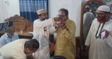 প্রতিদ্বন্দ্বী প্রার্থীর বাসায় গিয়ে মিষ্টিমুখ করালেন মির্জা ফয়সল