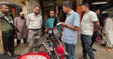 যানজট নিরসনে ফুটপাত দখলমুক্ত অভিযান, মোটরসাইকেল রাখার দায়ে তিনজনকে জরিমানা