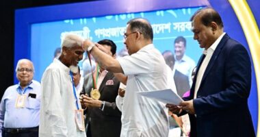 ৫২ বছর ১ টাকায় পড়ানো সেই ‘লুৎফর মাস্টার’ পেলেন বিশেষ সম্মাননা