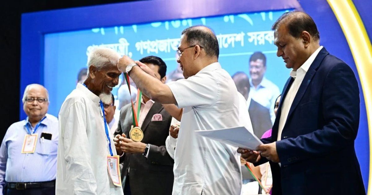 ৫২ বছর ১ টাকায় পড়ানো সেই ‘লুৎফর মাস্টার’ পেলেন বিশেষ সম্মাননা