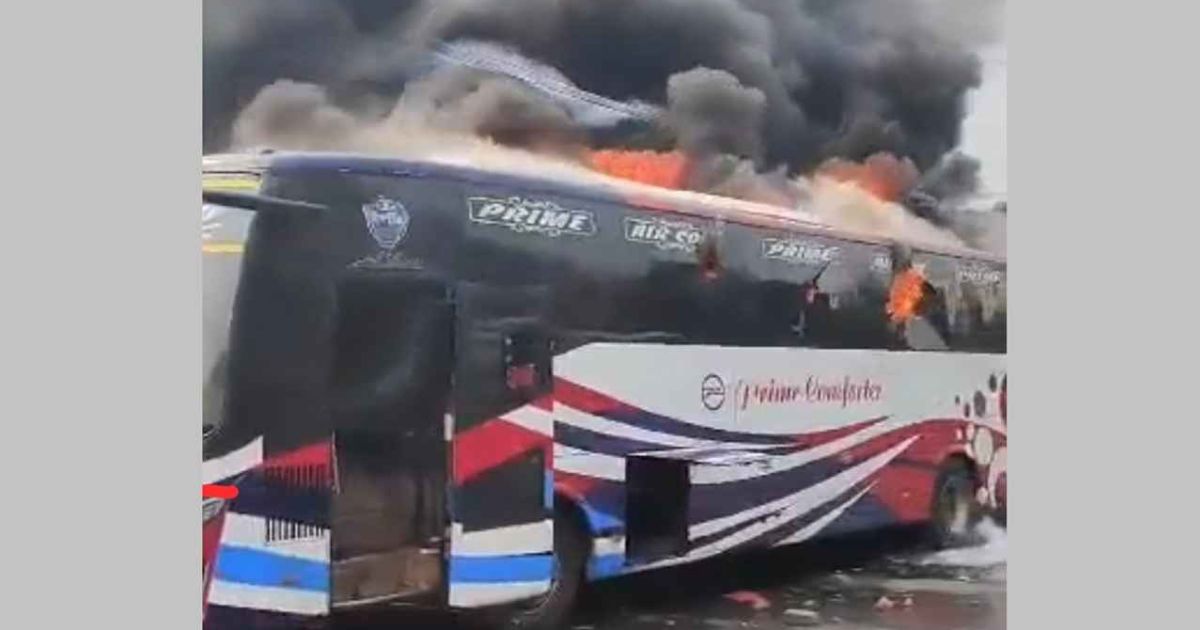 মহাখালী বাস টার্মিনালে দাঁড়িয়ে থাকা এসি বাসে আগুন,নিয়ন্ত্রণে ফায়ার সার্ভিসের ২ ইউনিট