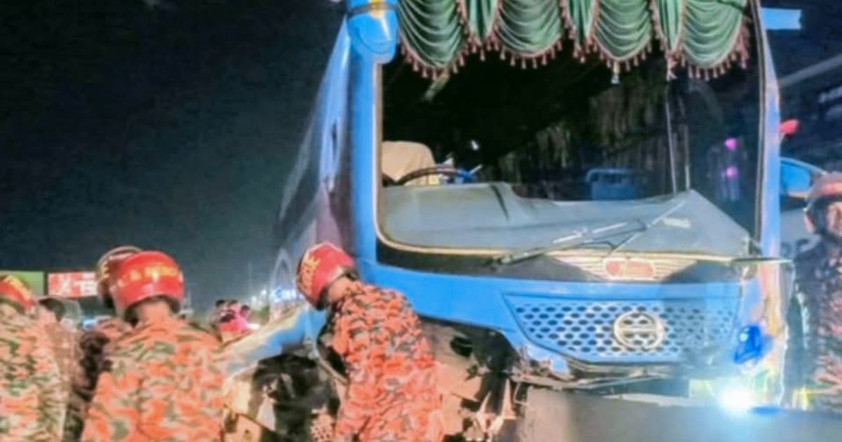 পদ্মা সেতু উত্তর থানার সামনে বাস ডিভাইডারে, আহত কয়েকজন
