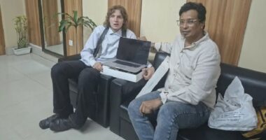 ল্যাপটপ ও ক্যামেরা চুরি যাওয়া সেই জার্মান তরুণকে ম্যাকবুক উপহার দিলেন মুক্তি মাহমুদ