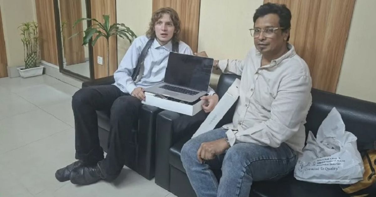 ল্যাপটপ ও ক্যামেরা চুরি যাওয়া সেই জার্মান তরুণকে ম্যাকবুক উপহার দিলেন মুক্তি মাহমুদ