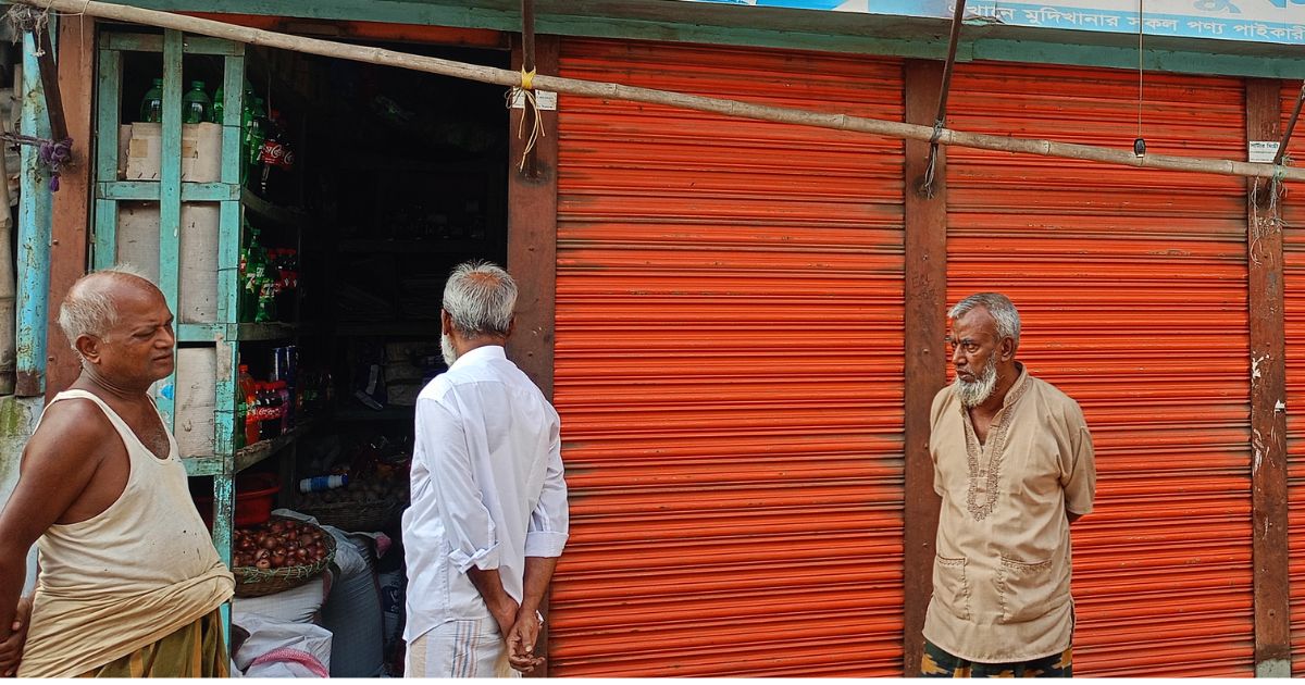 শাহজাদপুরে দোকানের টিন কেটে মুদির দোকানে লক্ষাধিক টাকার মালামাল চুরি