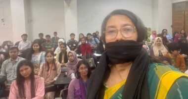 মুখে কালো কাপড় বেঁধে ক্লাস নিলেন ঢাবি অধ্যাপক সামিনা লুৎফা
