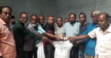 ধামইরহাটে দুর্গাপূজা উপলক্ষে মোসাদ্দেকুর রহমানের চাল ও অর্থ বিতরণ